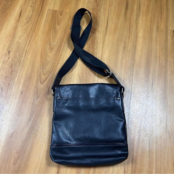 Kenneth Cole Reaction Black Messenger Bag with Adjustable Strap - Picture 2 of 16